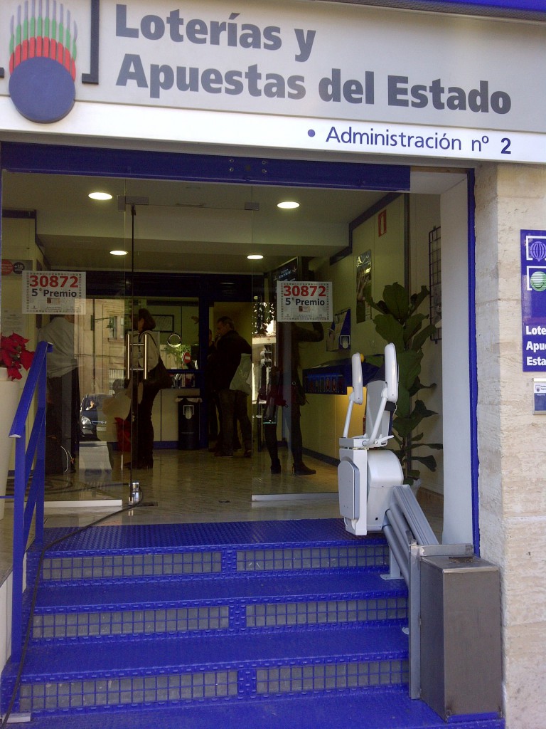 Administración de Loteria número 2 en Alcoy, situada en al Calle Alzamora
